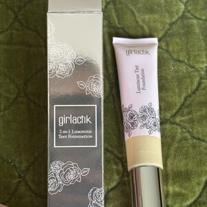 Girlactik Luminous Tint Foundation in Light